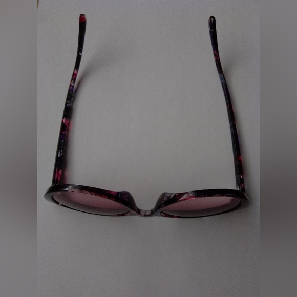 Cateyes  shape Sunglasses like new - Picture 4 of 8